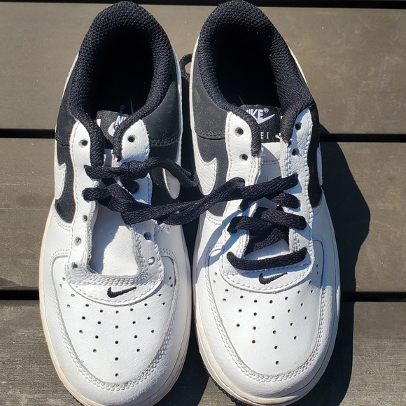 Nike Air Force 1, Black and White - Picture 2 of 3